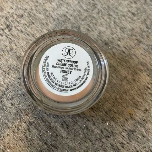 🌻2 for 13$🌻 ABH Waterproof cream in Honey - Picture 1 of 3